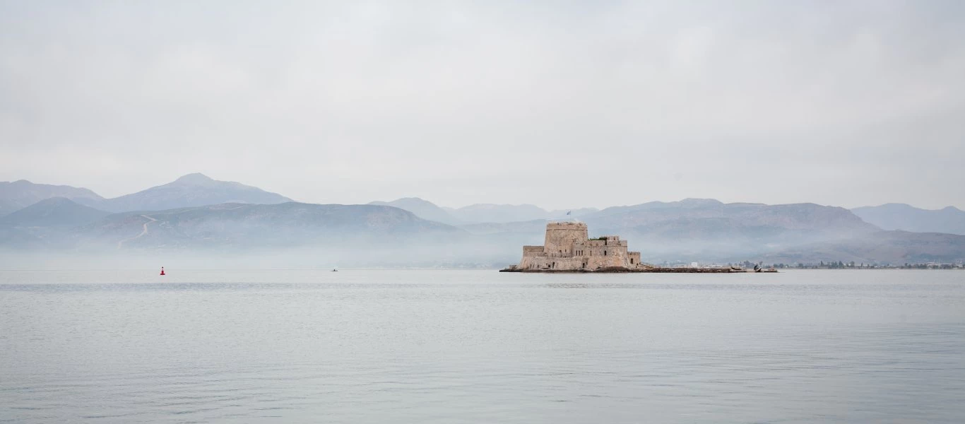 Το μυστηριώδες φαινόμενο στο Ναύπλιο με την θάλασσα που «βράζει» (βίντεο, φωτό)